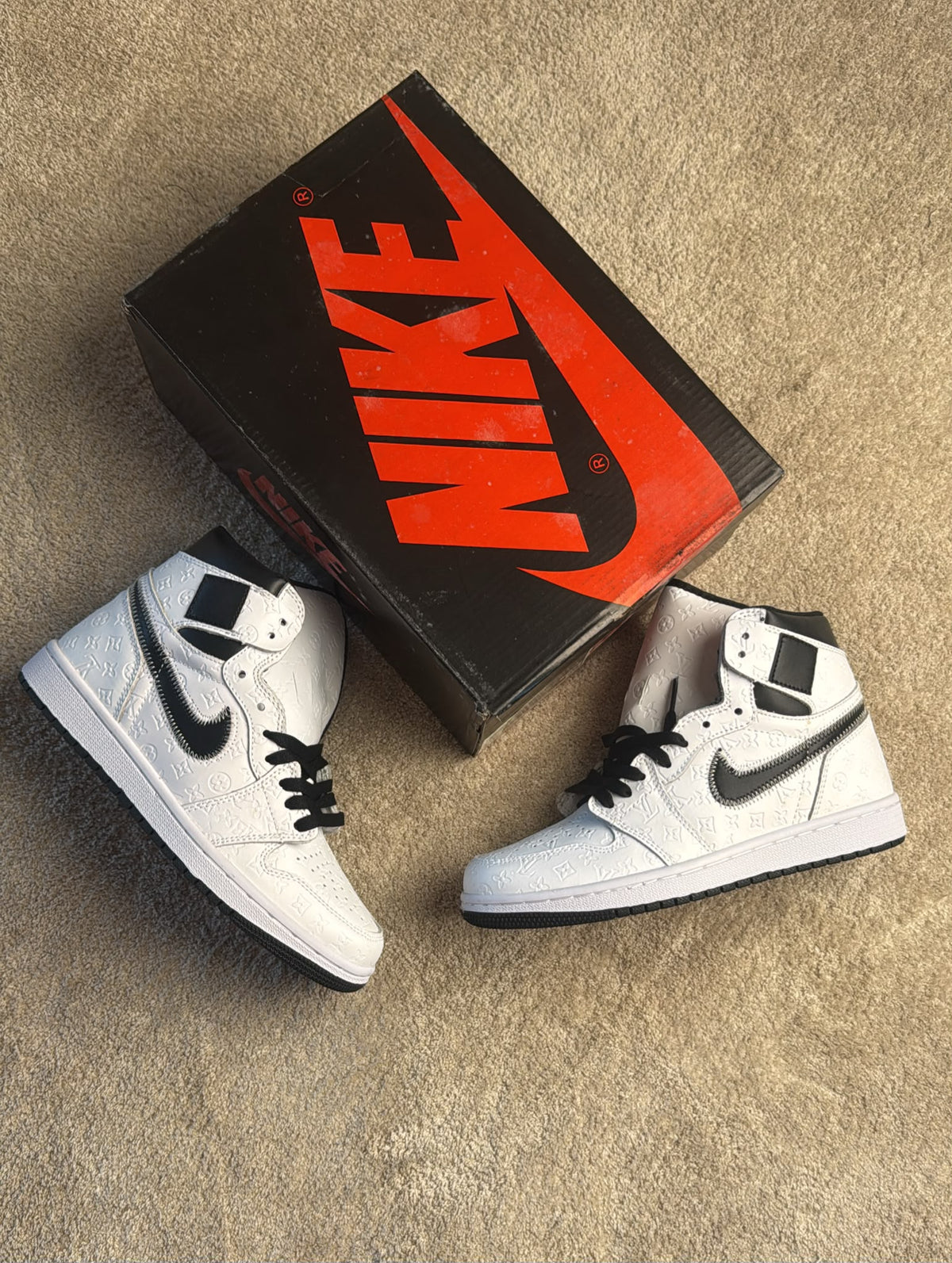 Jordan 1 mid blancas logo negro x LV
