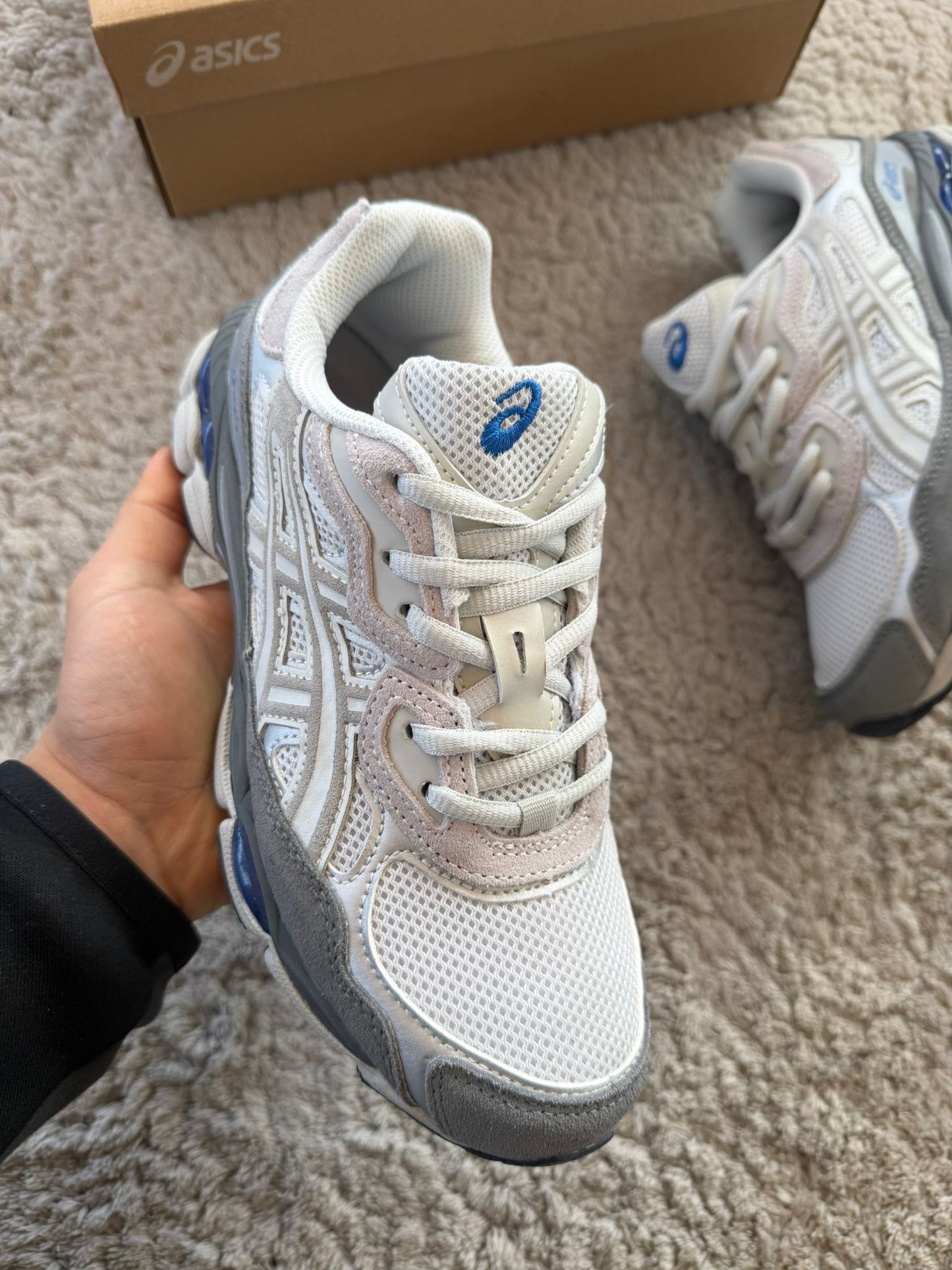 ASICS GEL-NYC beige y gris logo azul