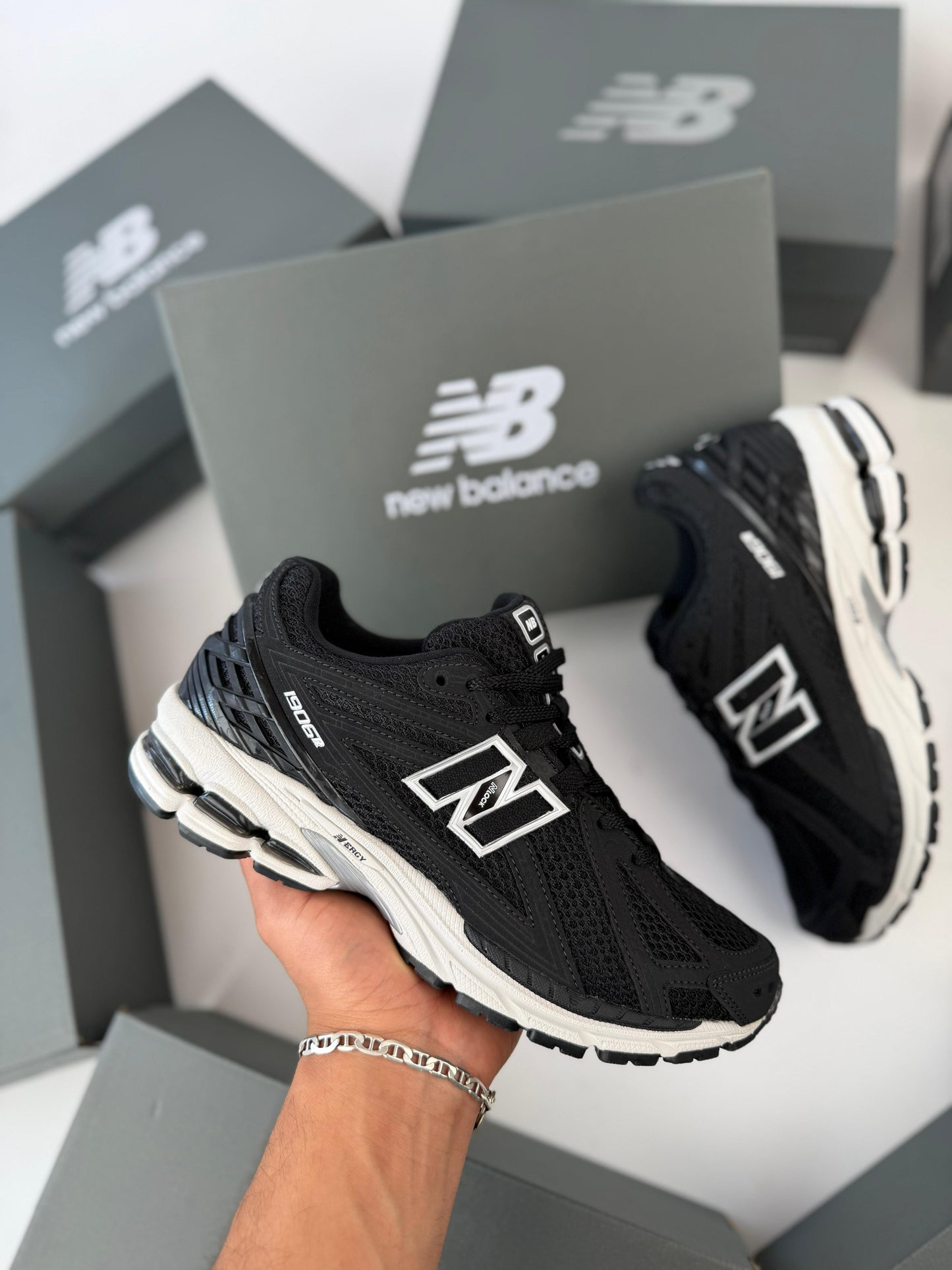New Balance 1906R negras detalles blancos