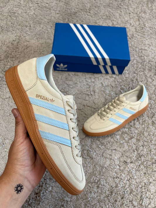 ADIDAS SPEZIAL BEIGE LINEAS AZULES LOGO DORADO