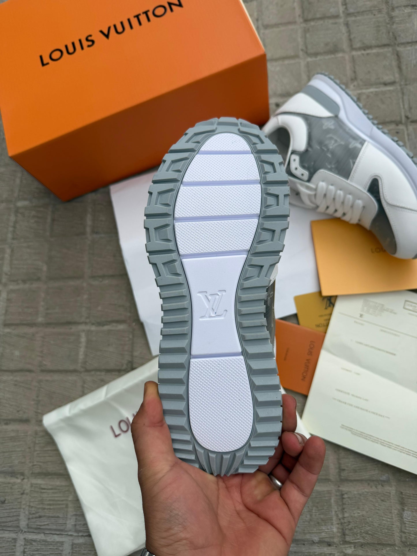 LV Run Away blancas y gris