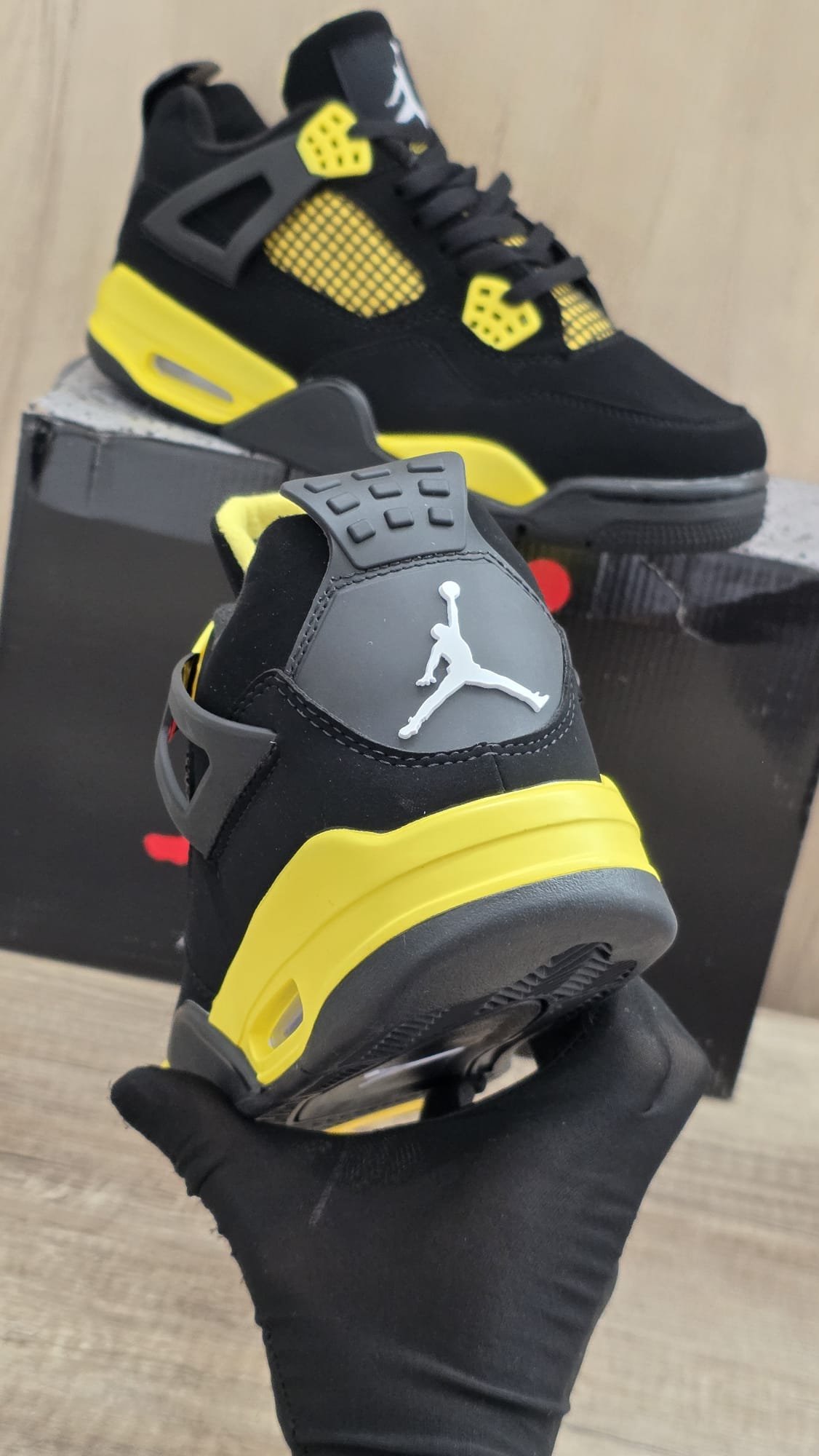 Jordan 4 negra suela amarilla