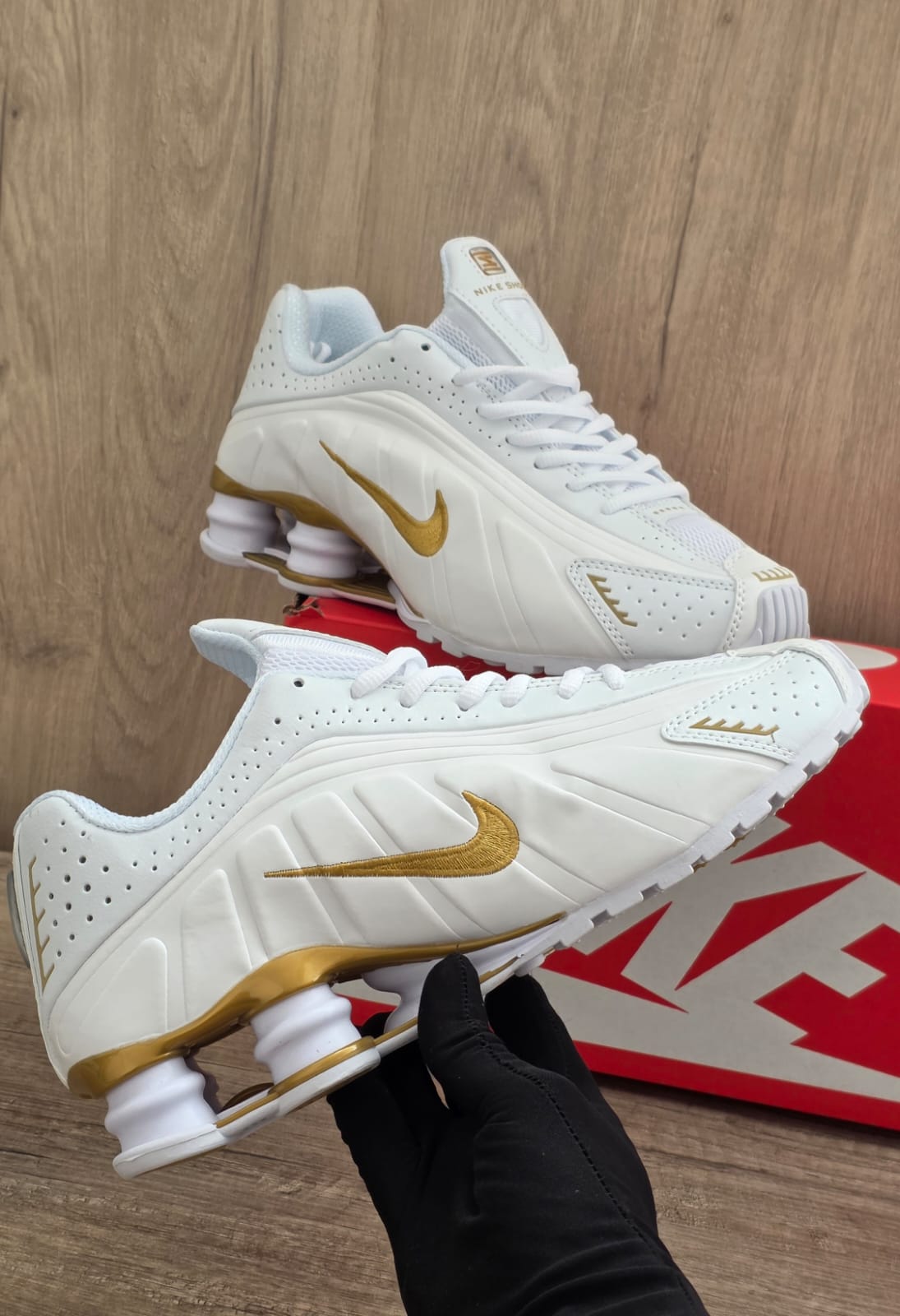 Shox r4 blanca logo oro