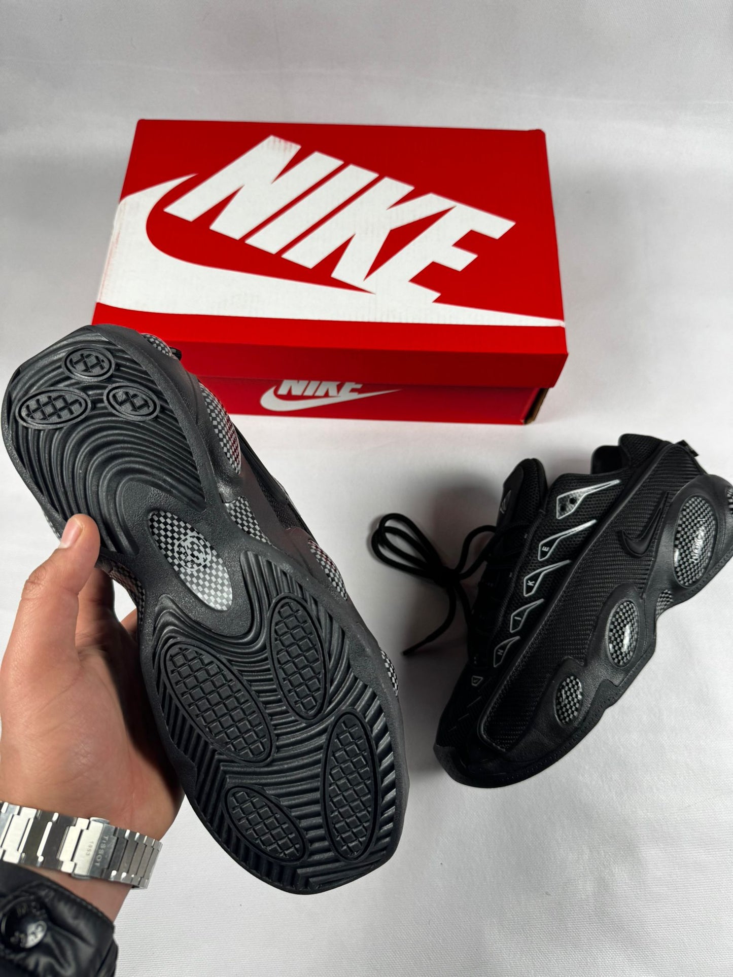 Nike nocta negras logo blanco y negro