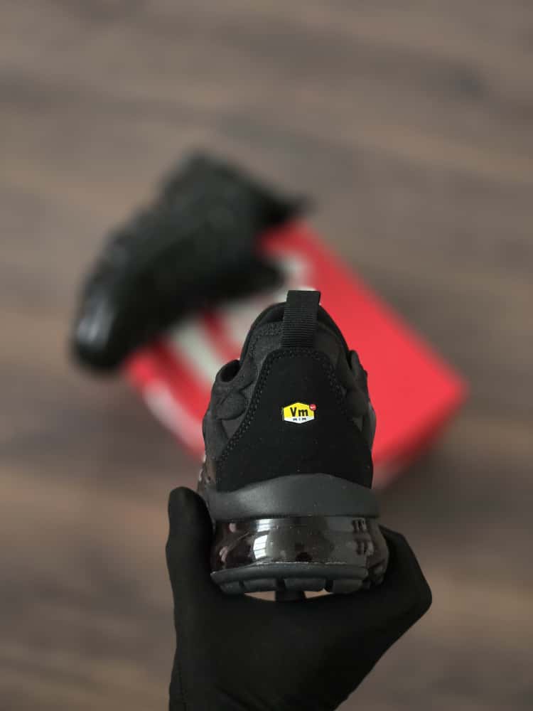 Vapormax plus negra