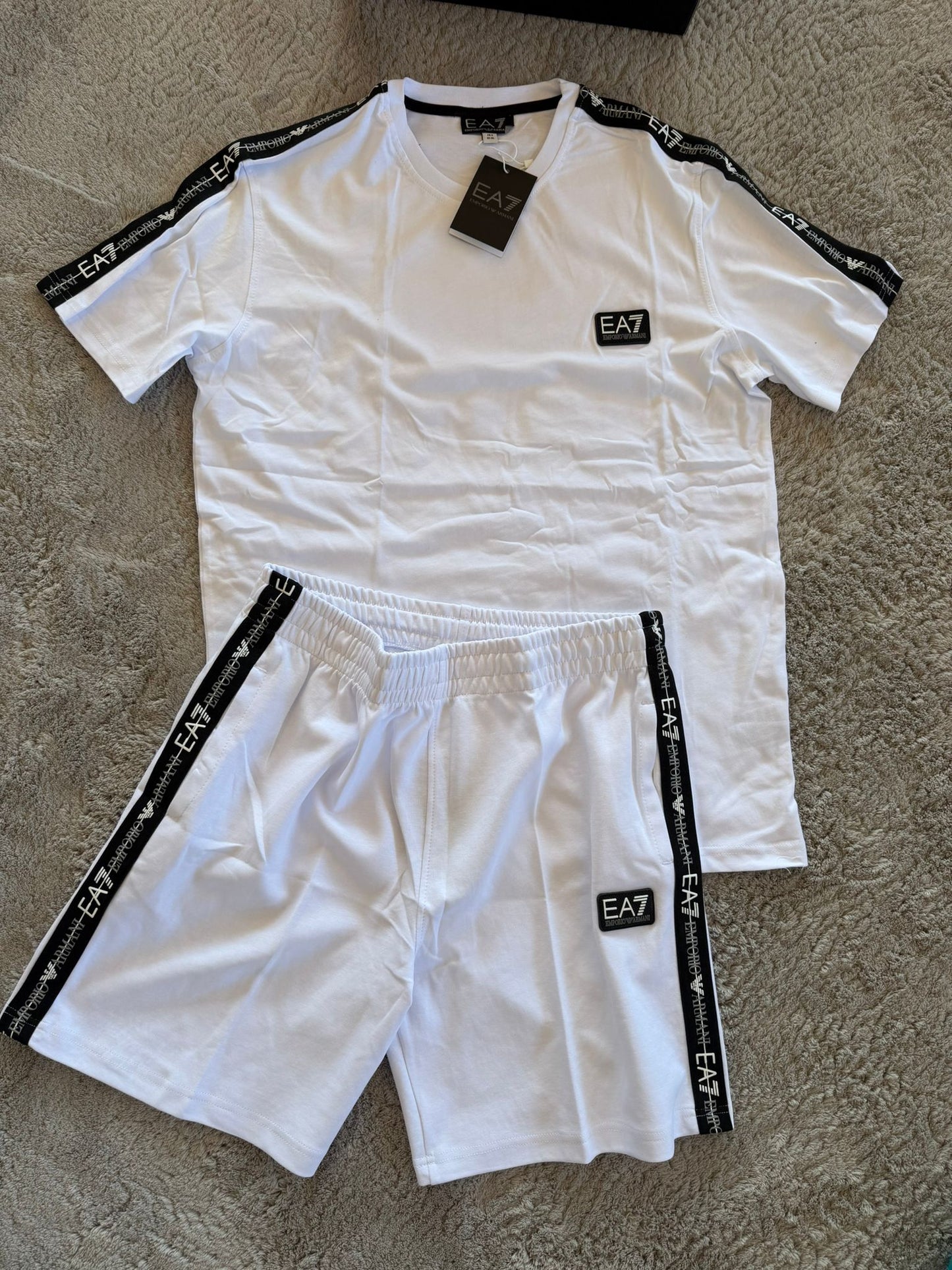 Conjunto corto armani blanco logo negro detalles negros