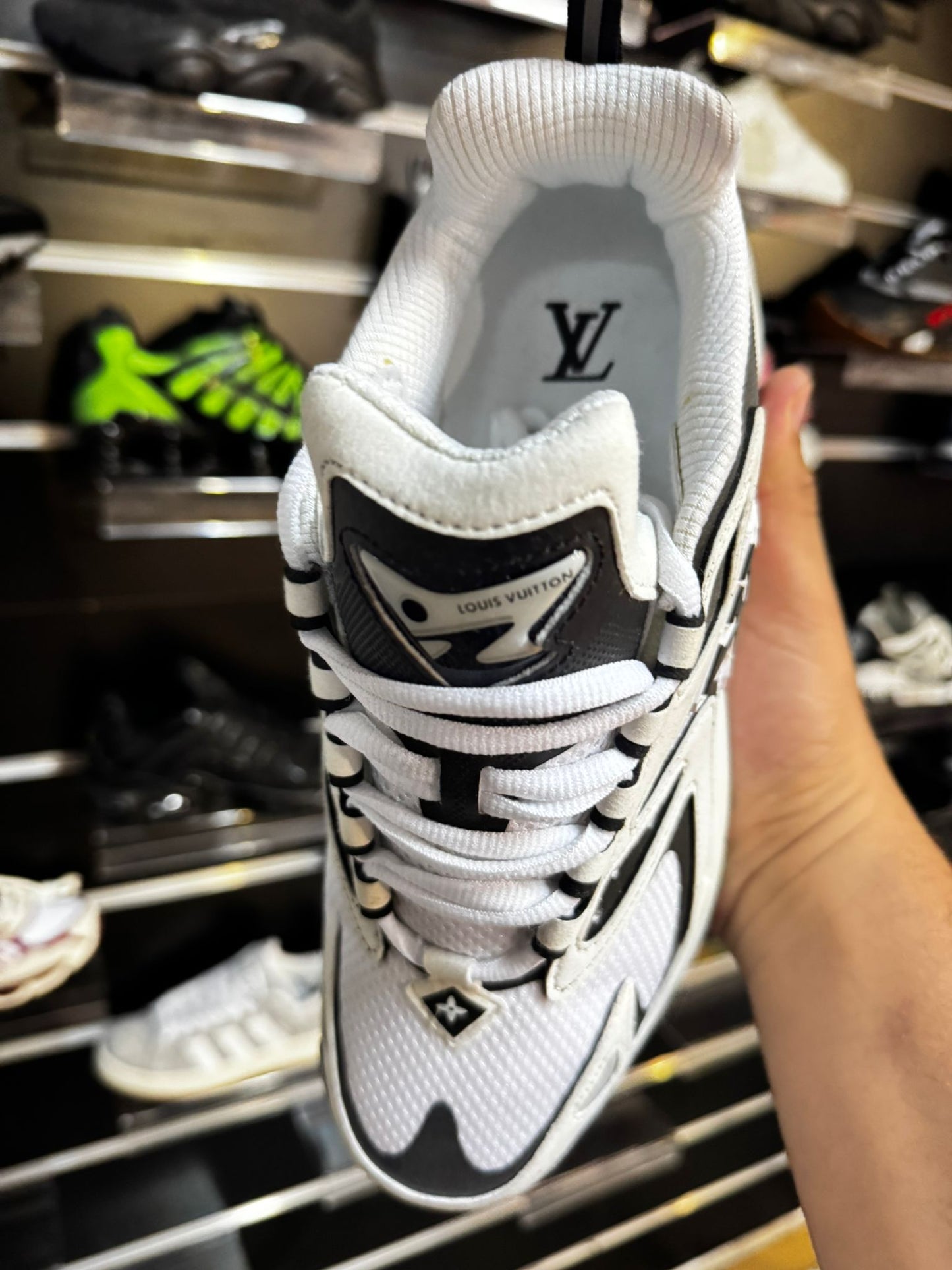 LV tatic blancas y negras