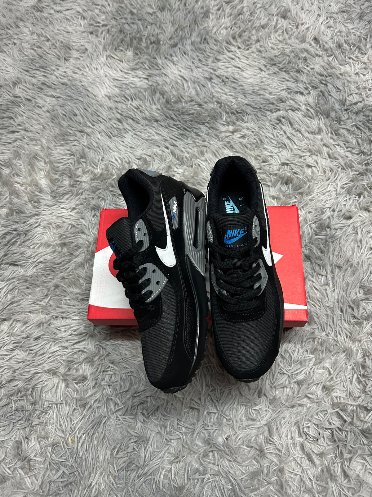 AIR MAX 90 negras logo blanco detalles grises y azules
