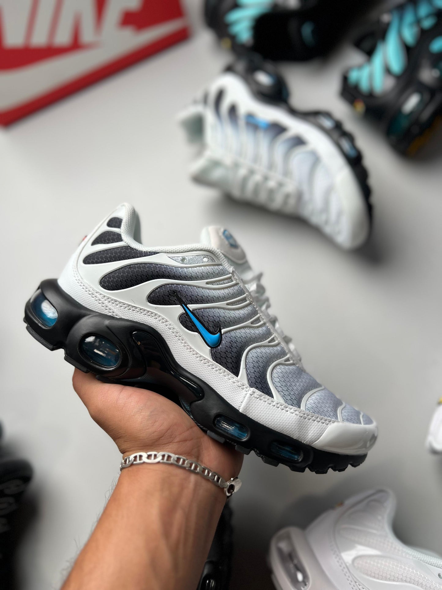 NIKE TN BLANCAS LOGO AZUL CONTORNO NEGRO