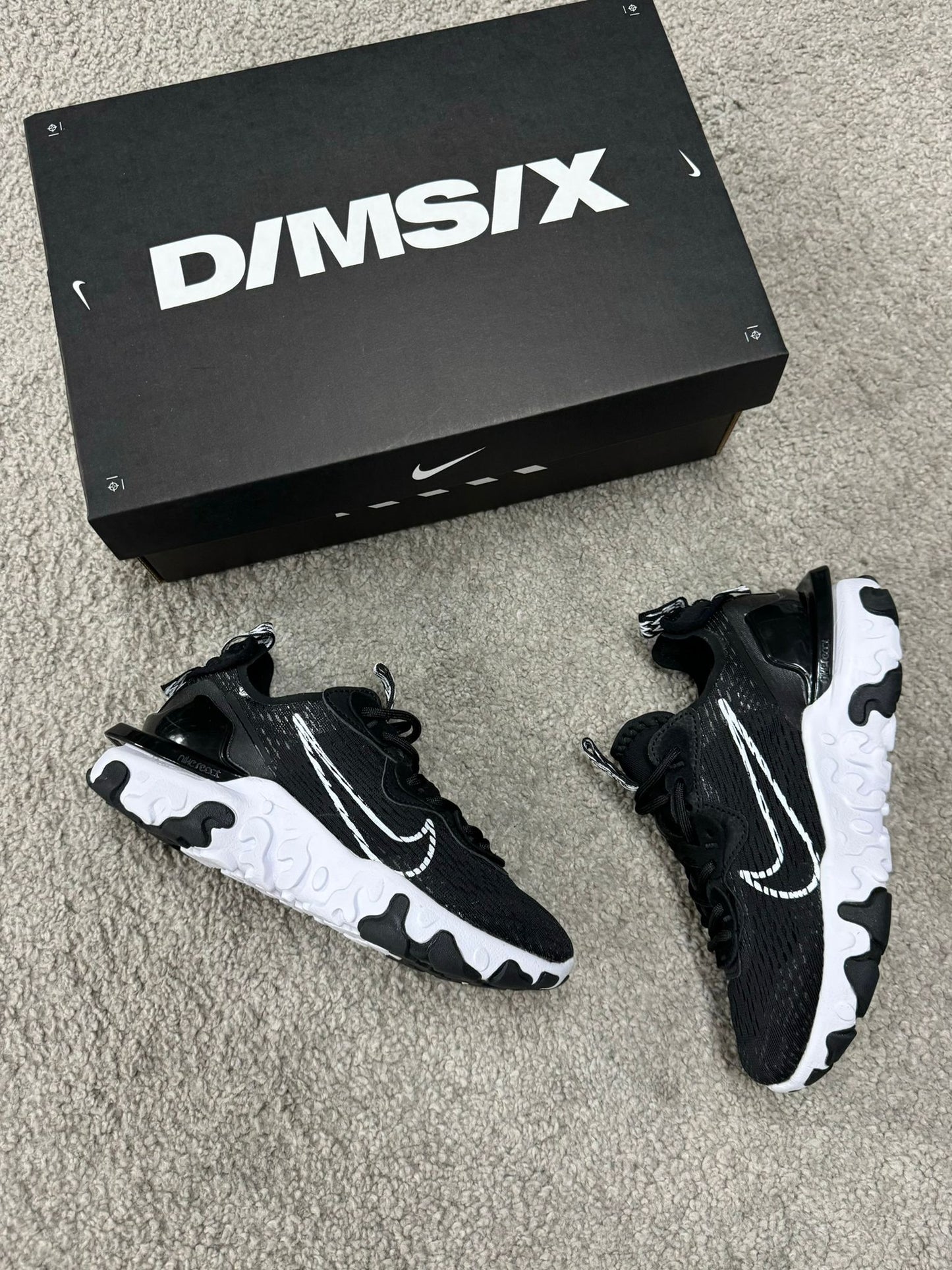 Nike react negras logo blanco