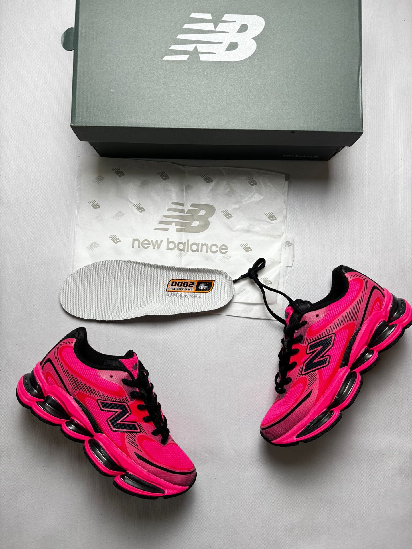 New Balance 2000 rosas detalles negros