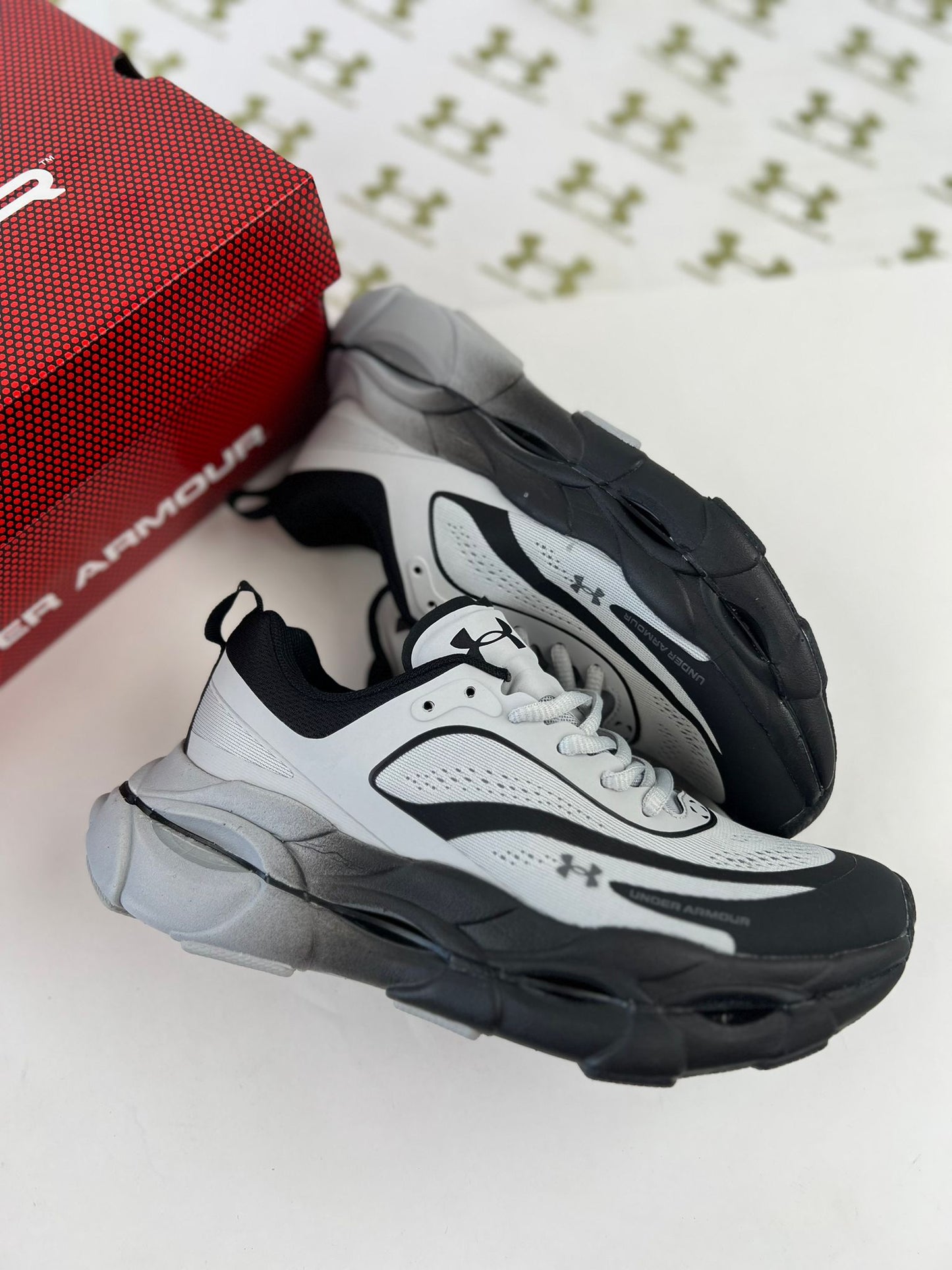 UNDER ARMOUR UA HOVER REACTOR grises detalles negros
