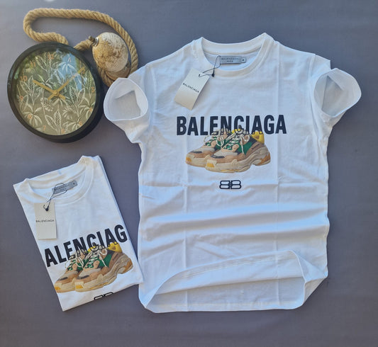 Camiseta balenciaga blanca logo negro zapatos