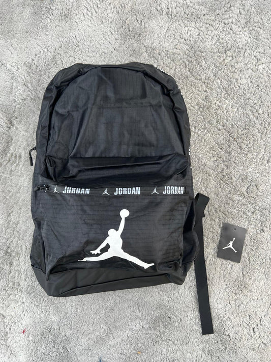 Mochila Jordan negro logo blanco