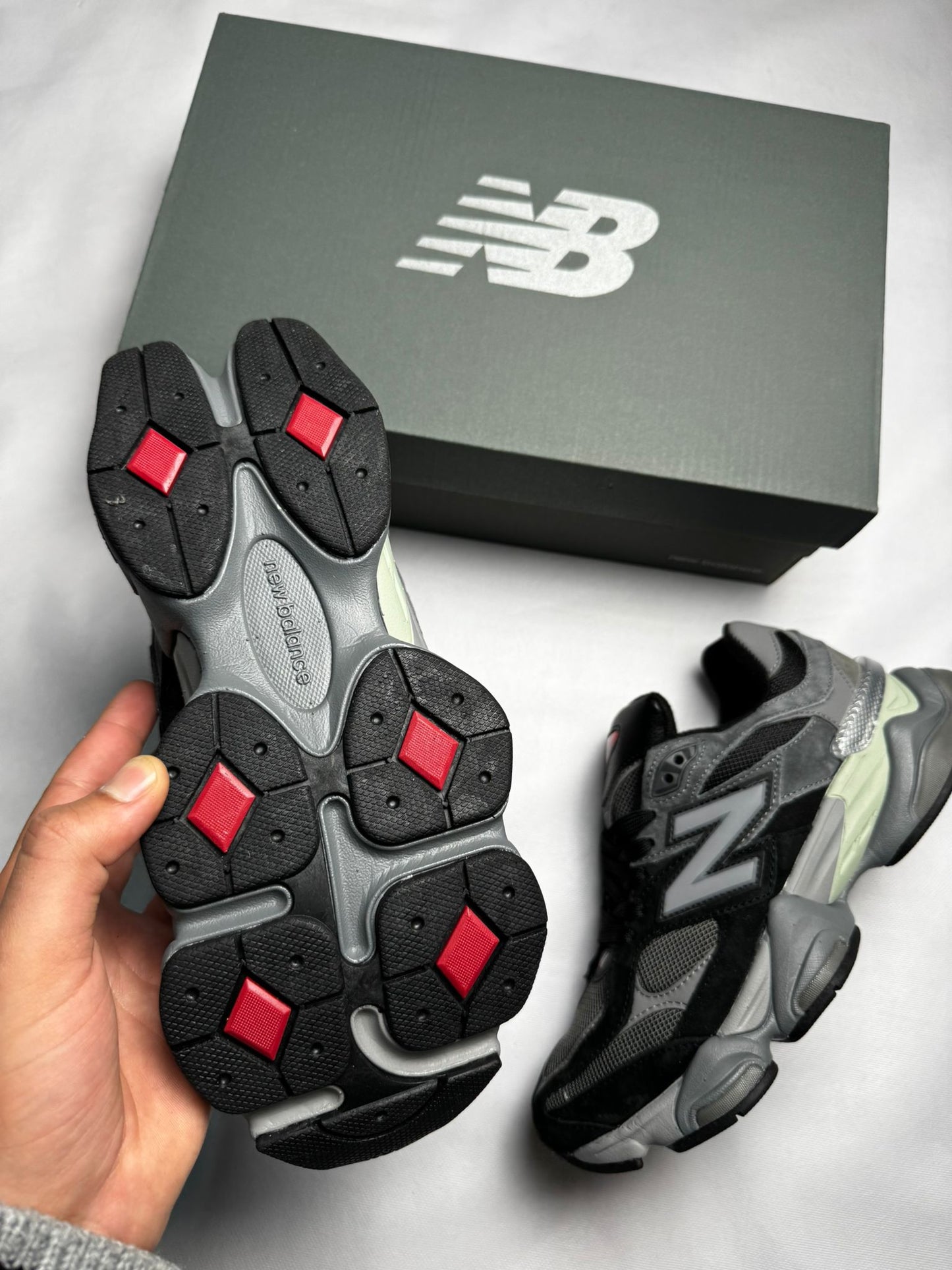 New Balance 9060 negras y grises