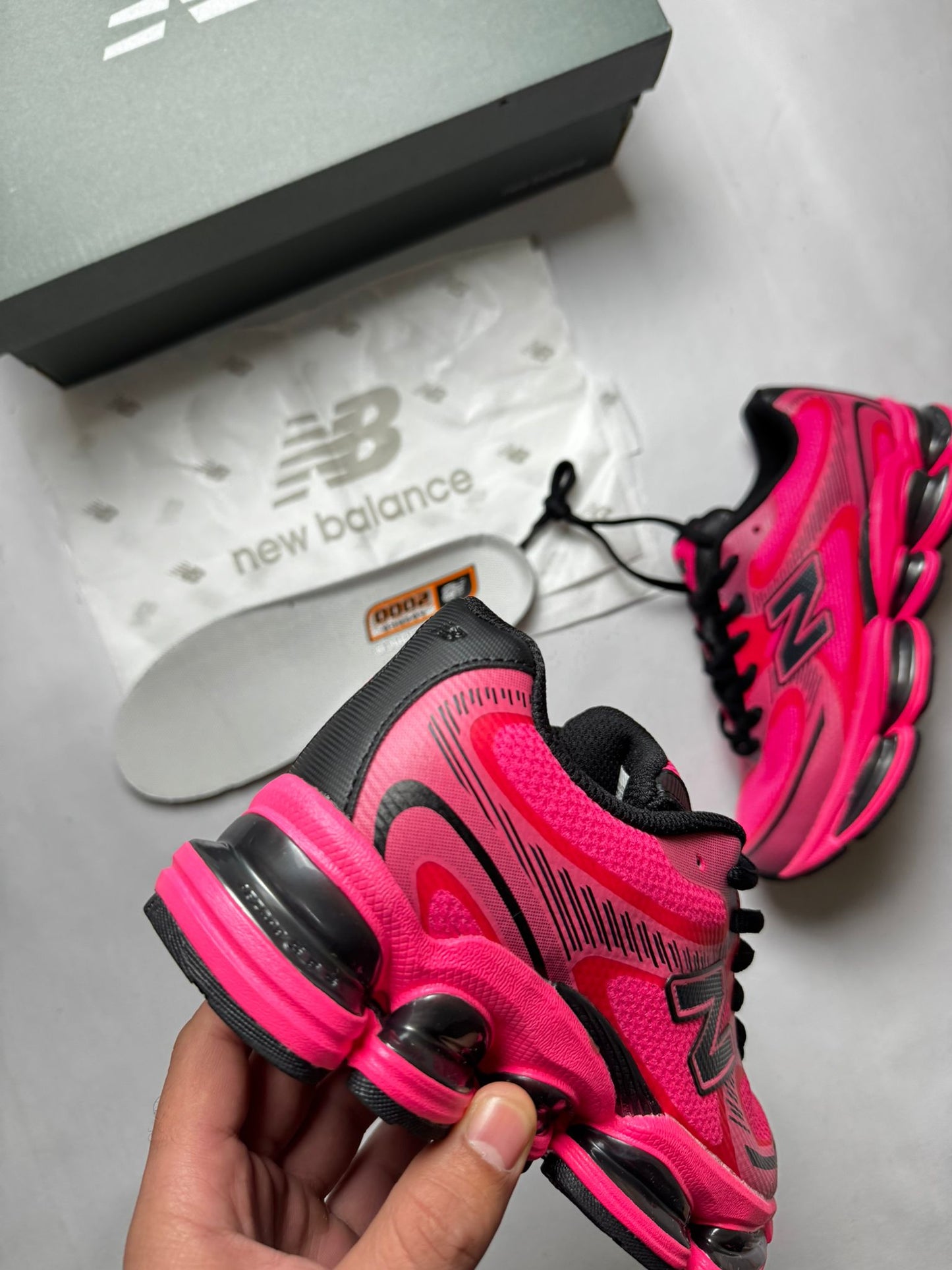 New Balance 2000 rosas detalles negros