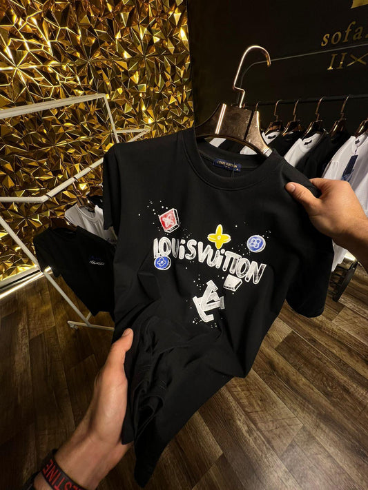 Camiseta Lv negra logo blanco detalles colores