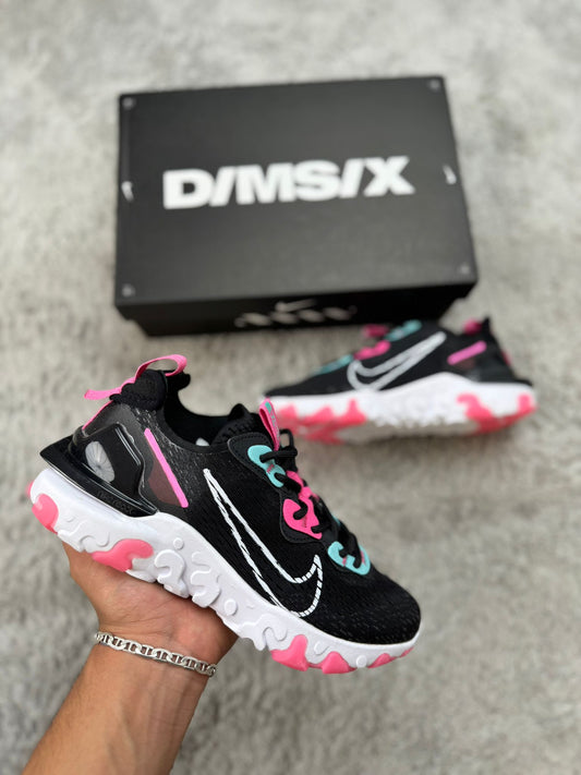 Nike react vision negra logo blanco detalles rosas y azules