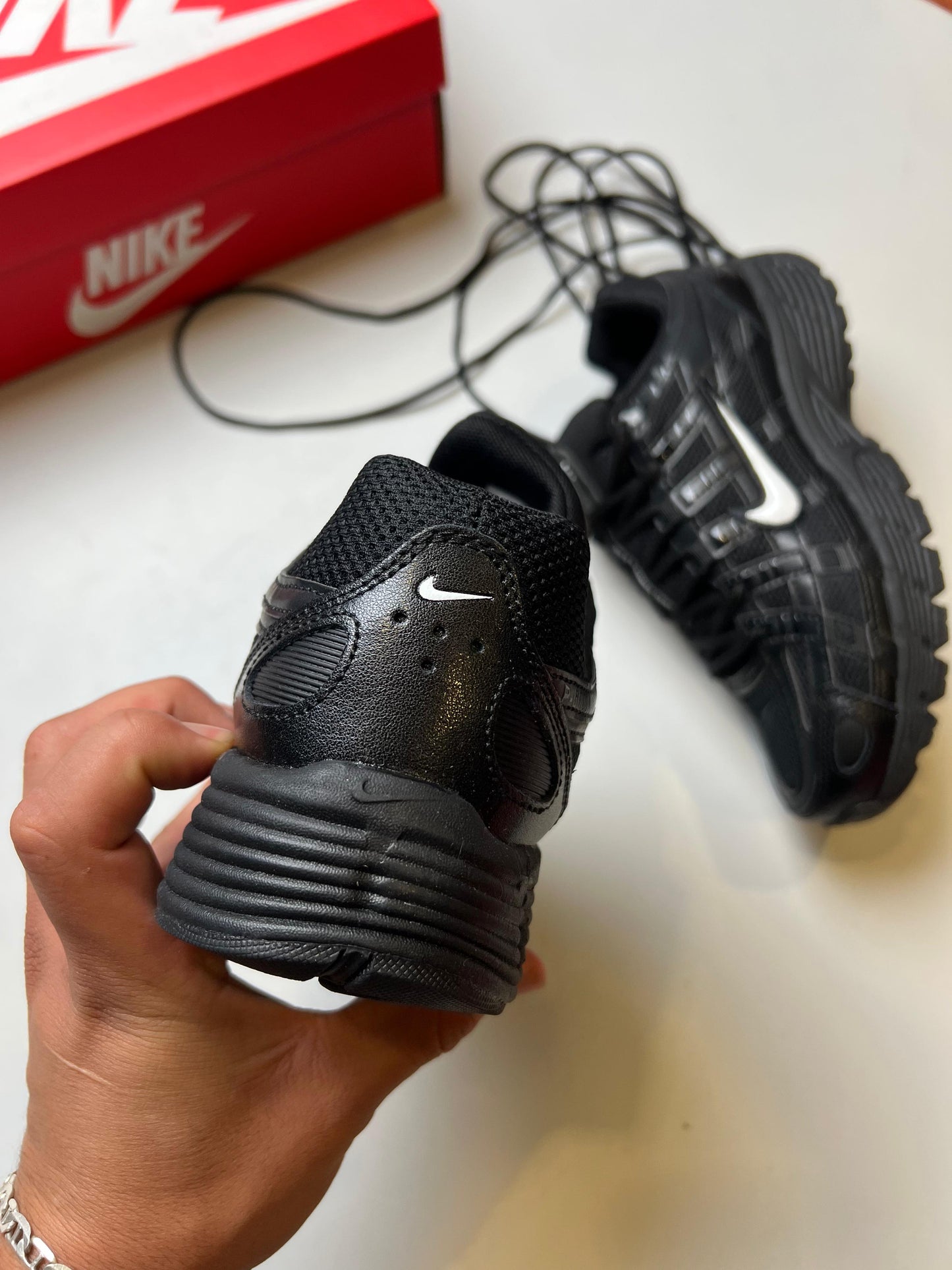 Nike P-6000 negras logo banco