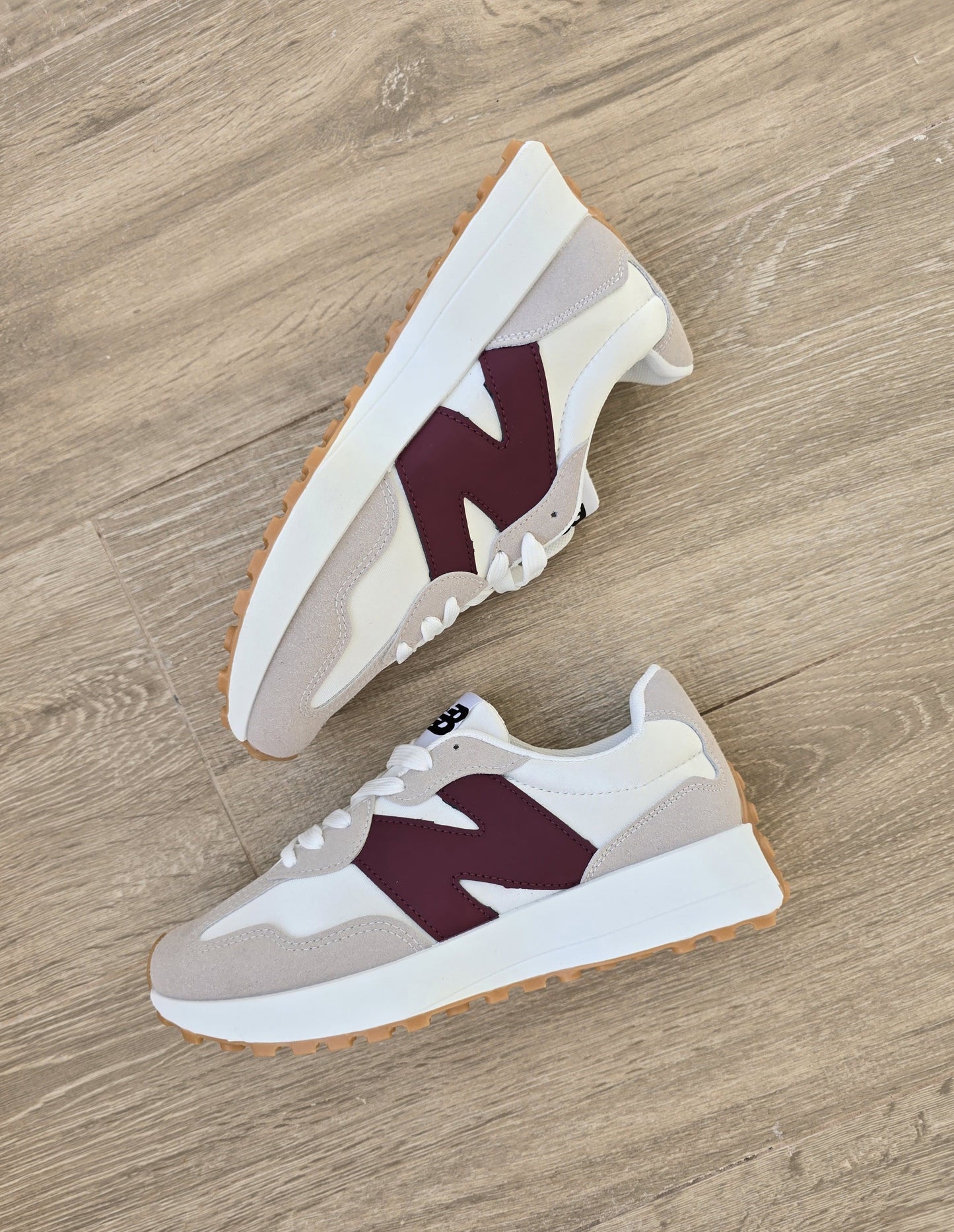 New balance 327 blanca logo burdeos