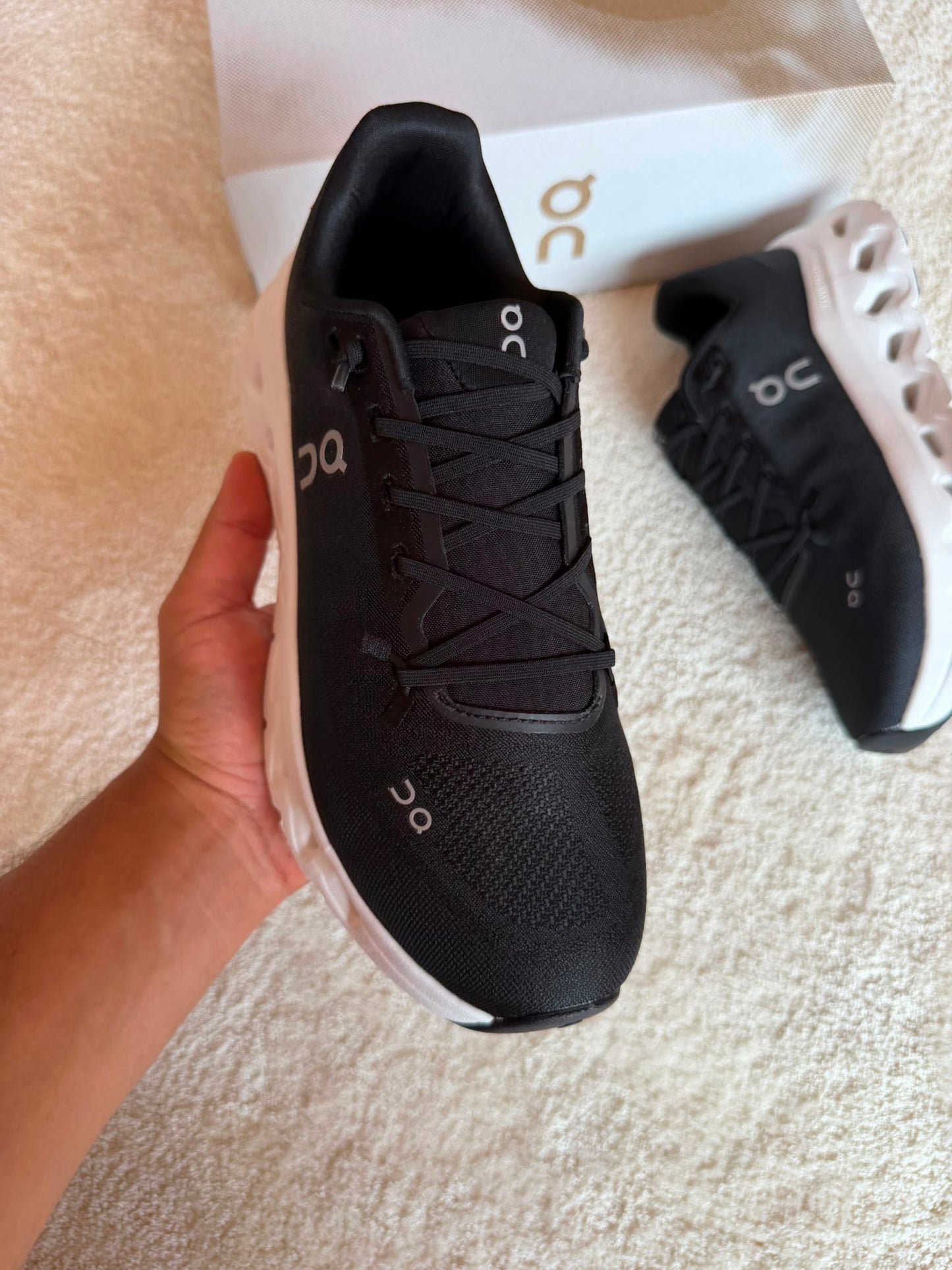 Zapatillas On Running CLOUDTILT negras logo gris detalles blancos