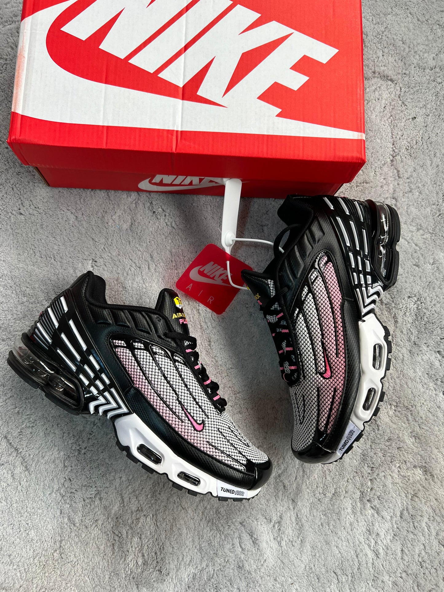 Nike tn tunned negras y blancas logo rosa