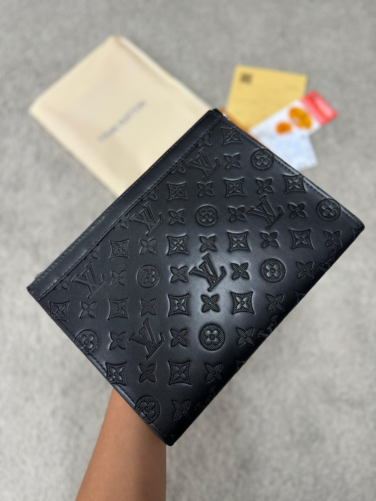 Bolso de mano LV negro logos