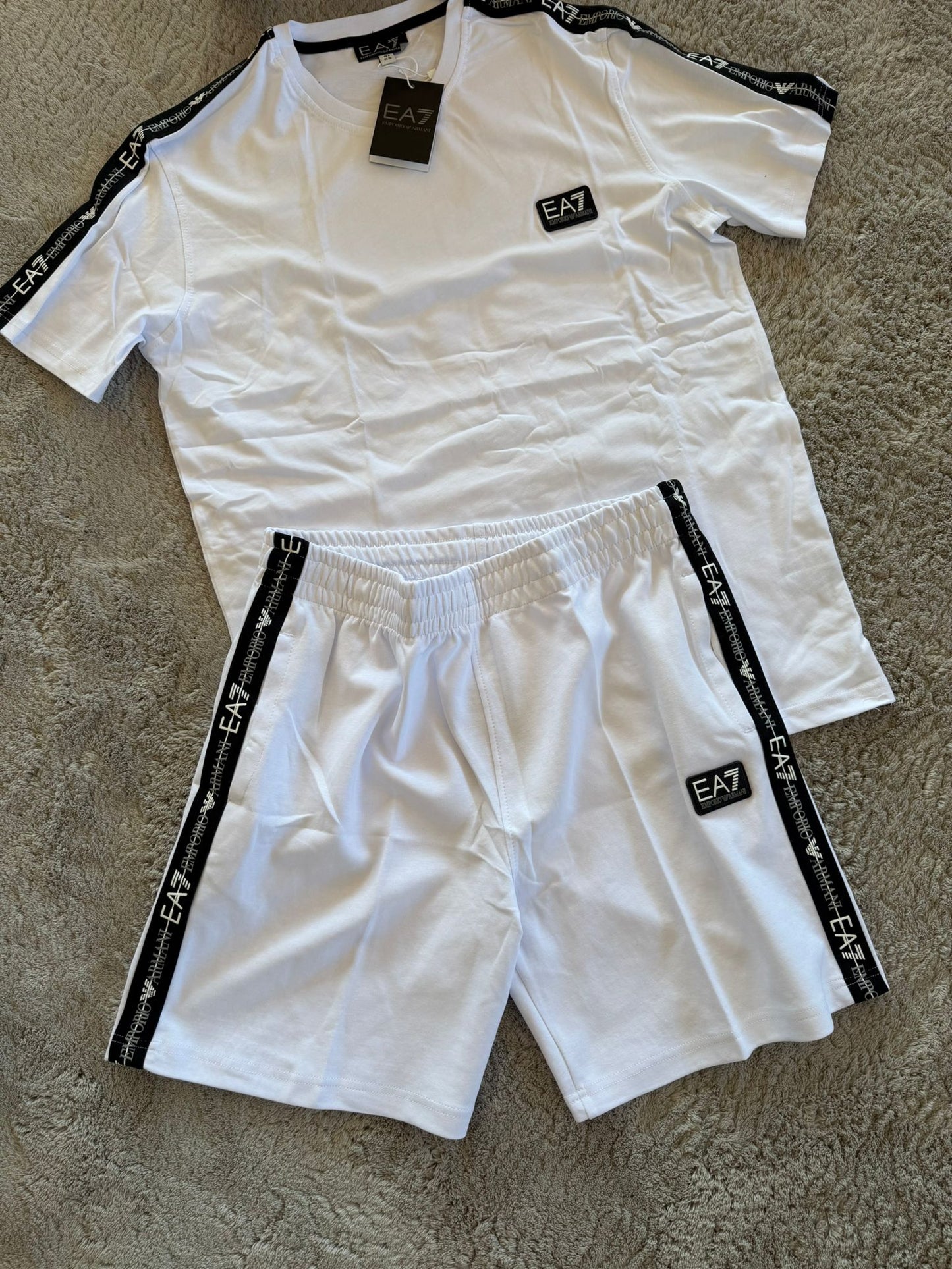 Conjunto corto armani blanco logo negro detalles negros
