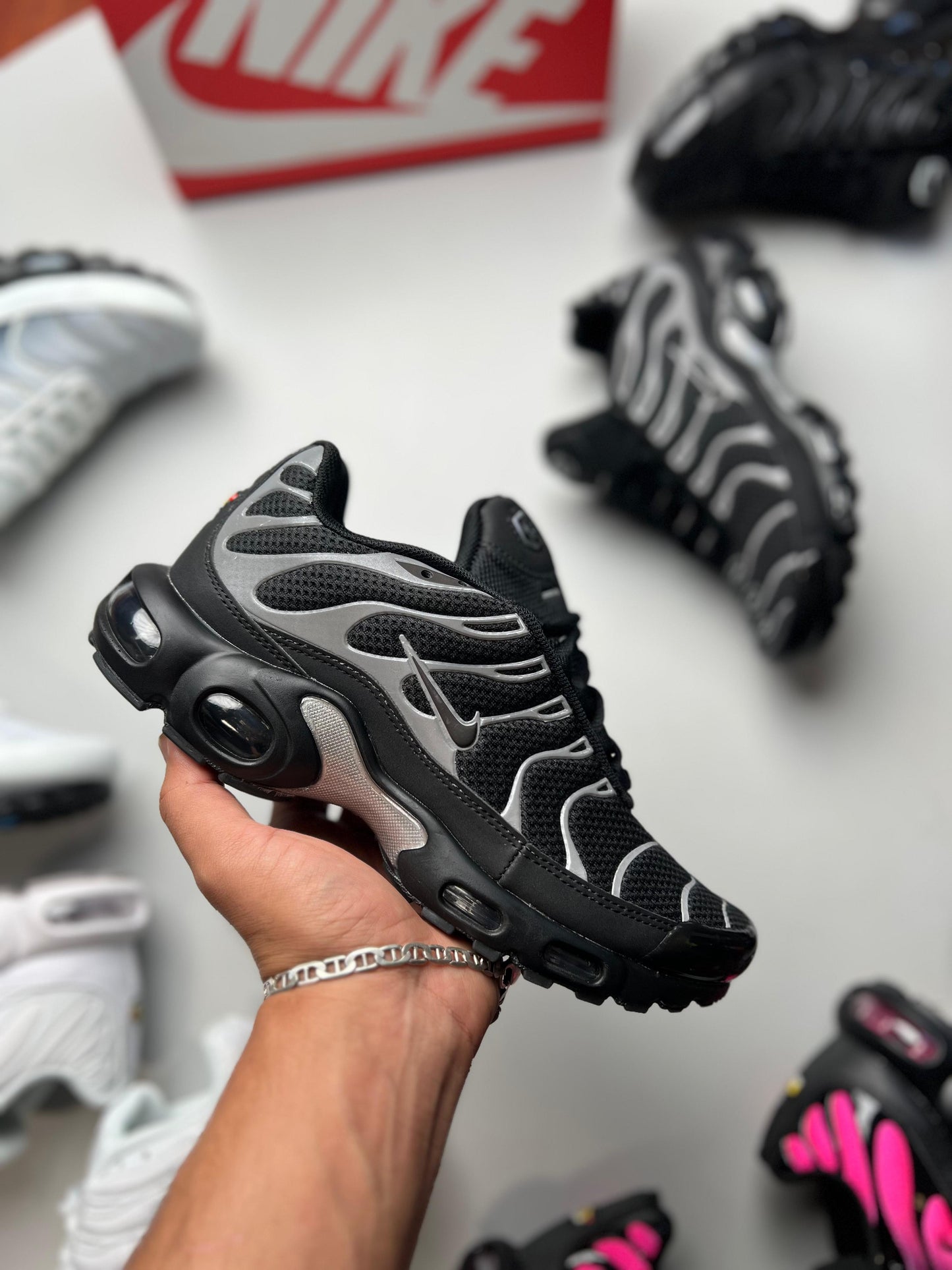 NIKE TN NEGRAS DETALLES GRISES LOGO NEGRO