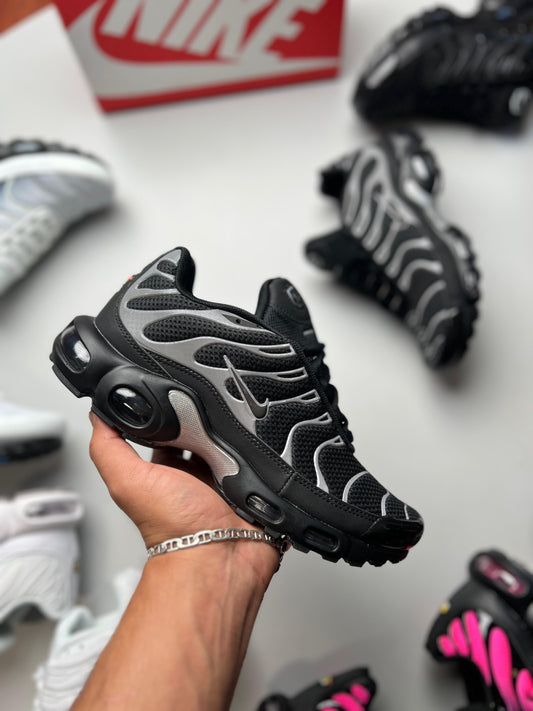 NIKE TN NEGRAS DETALLES GRISES LOGO NEGRO