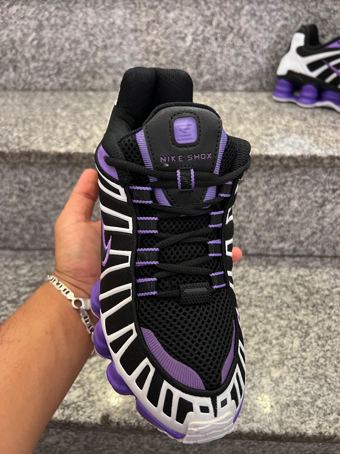 Shox negras y blancas logo negro contorno morado