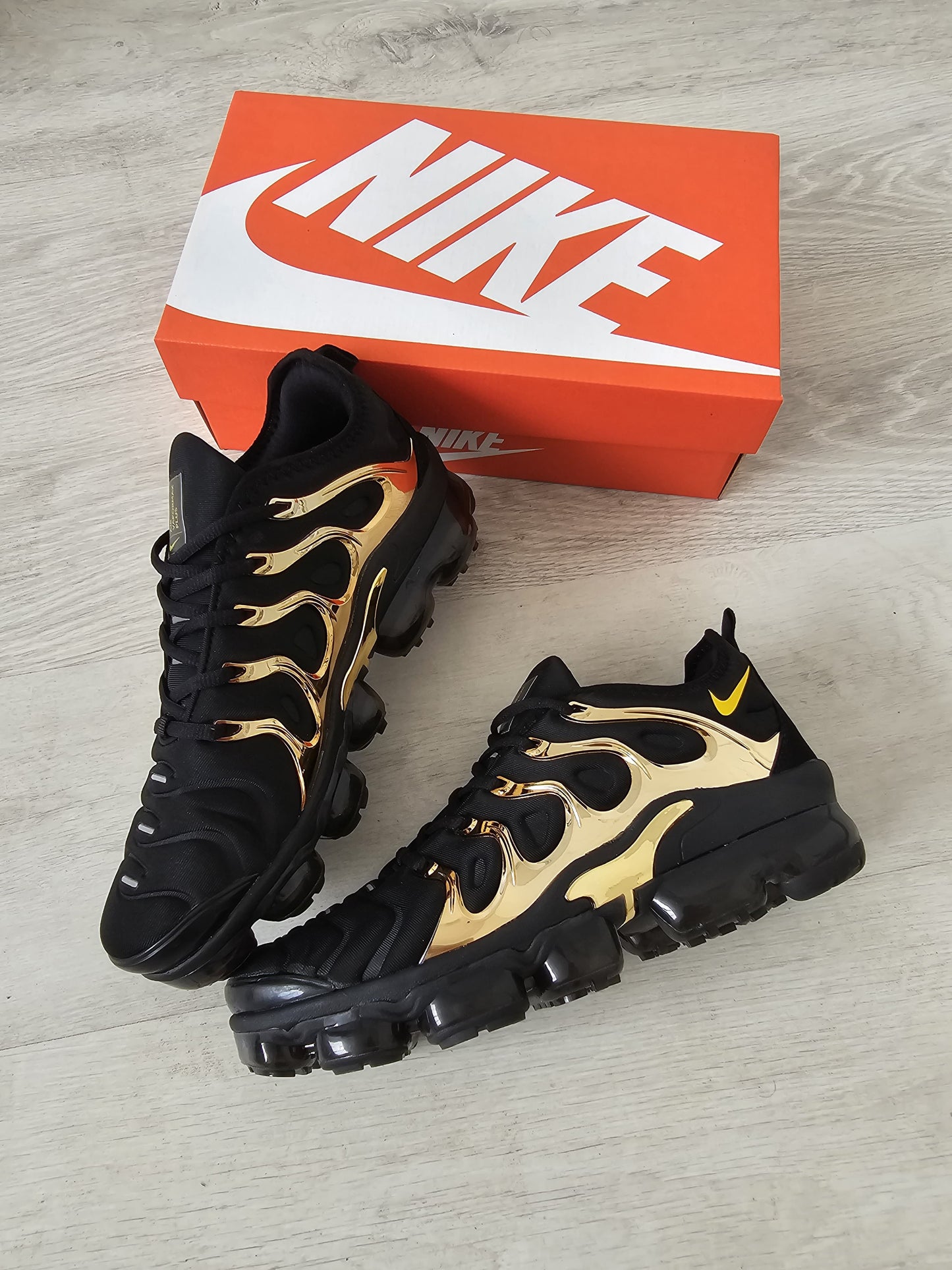 Vapormax plus negra laterales oro