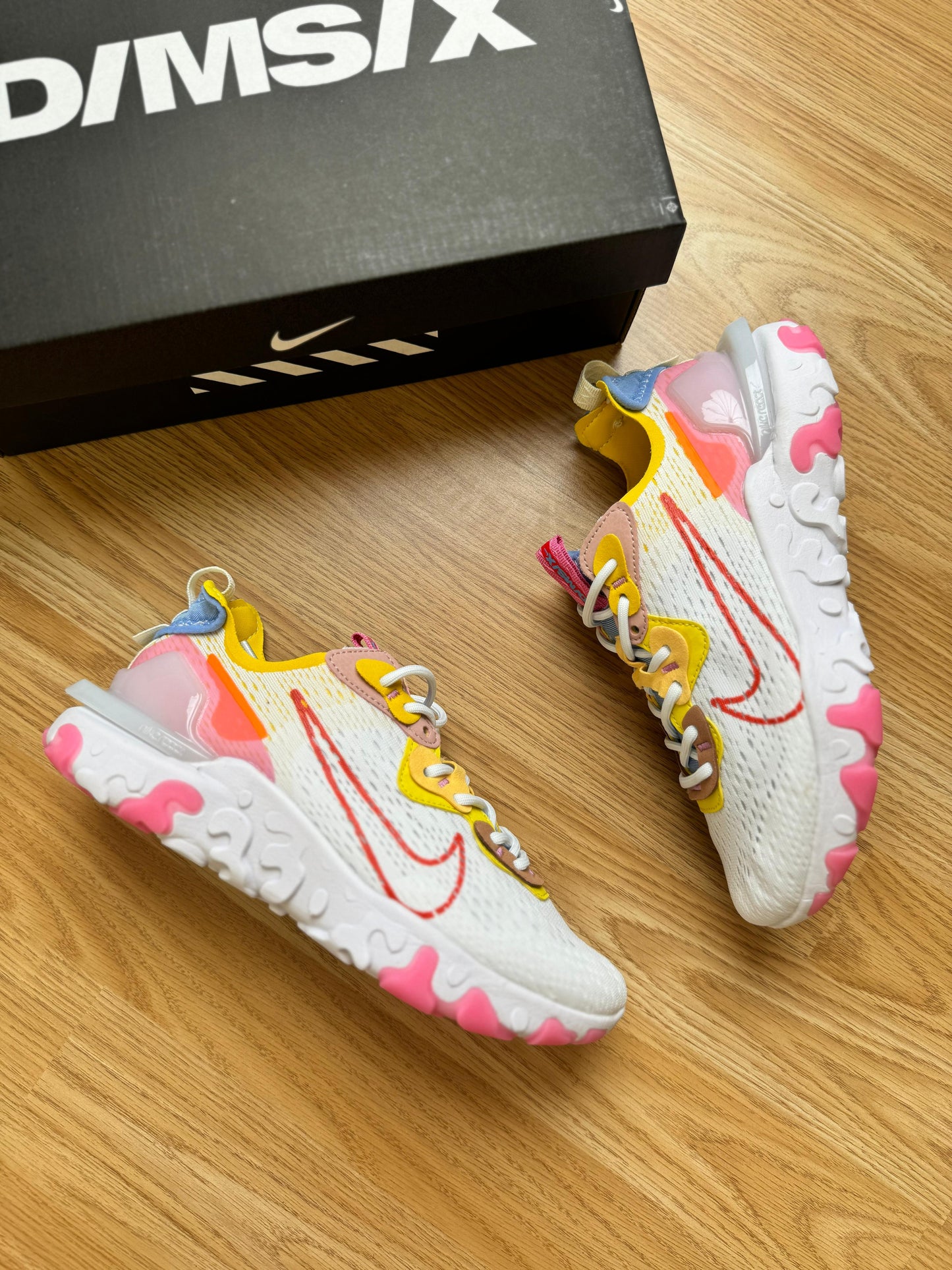 Nike react vision blanco logo rosa detalles amarillos