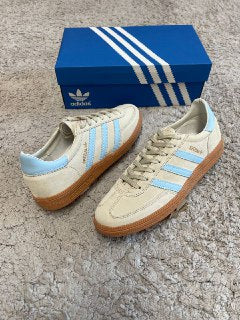 ADIDAS SPEZIAL BEIGE LINEAS AZULES LOGO DORADO