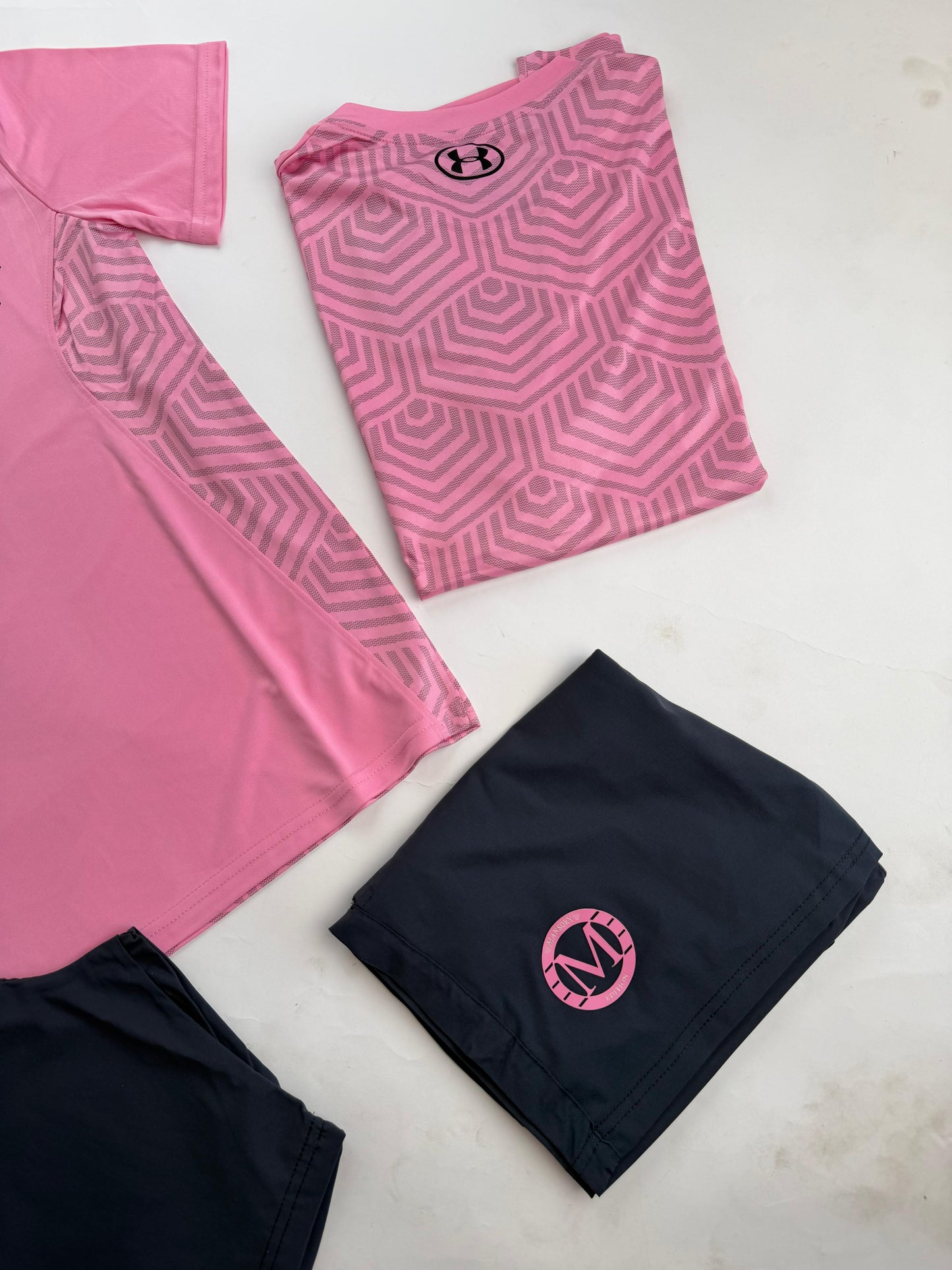 Conjunto corto under armour x Mansory rosa logo negro