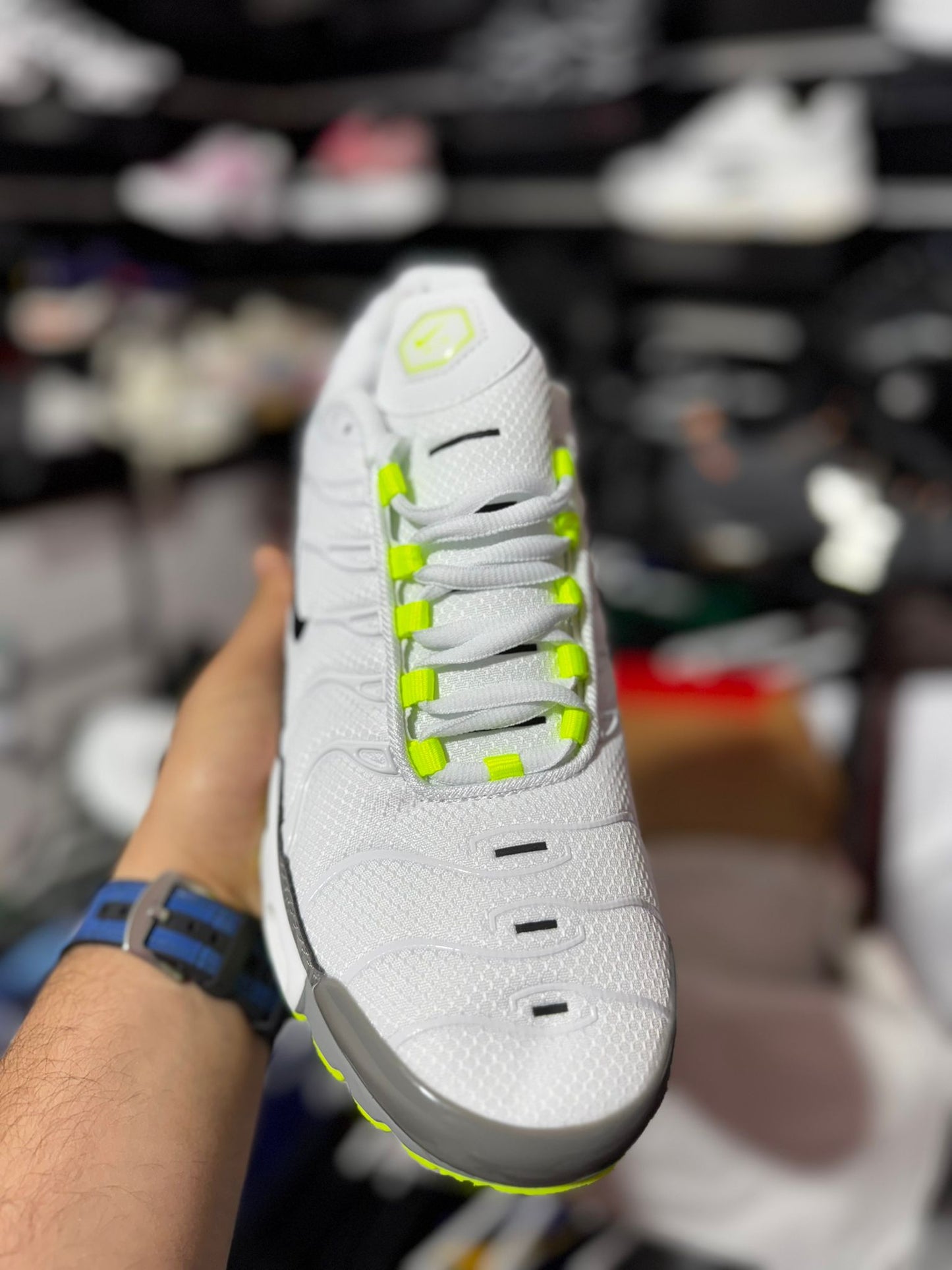 Nike tn blancas logo negro contorno blanco detalles fluor