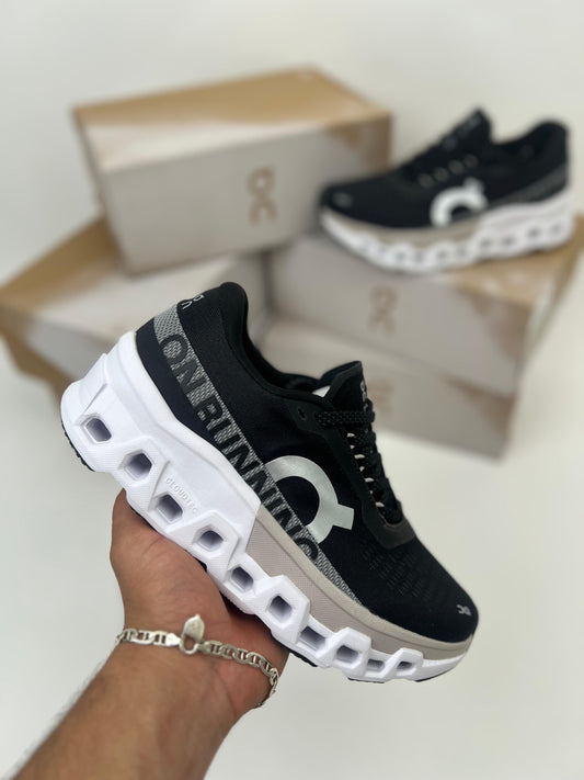 Zapatillas On Running Cloudmonster 2 negras logo blanco