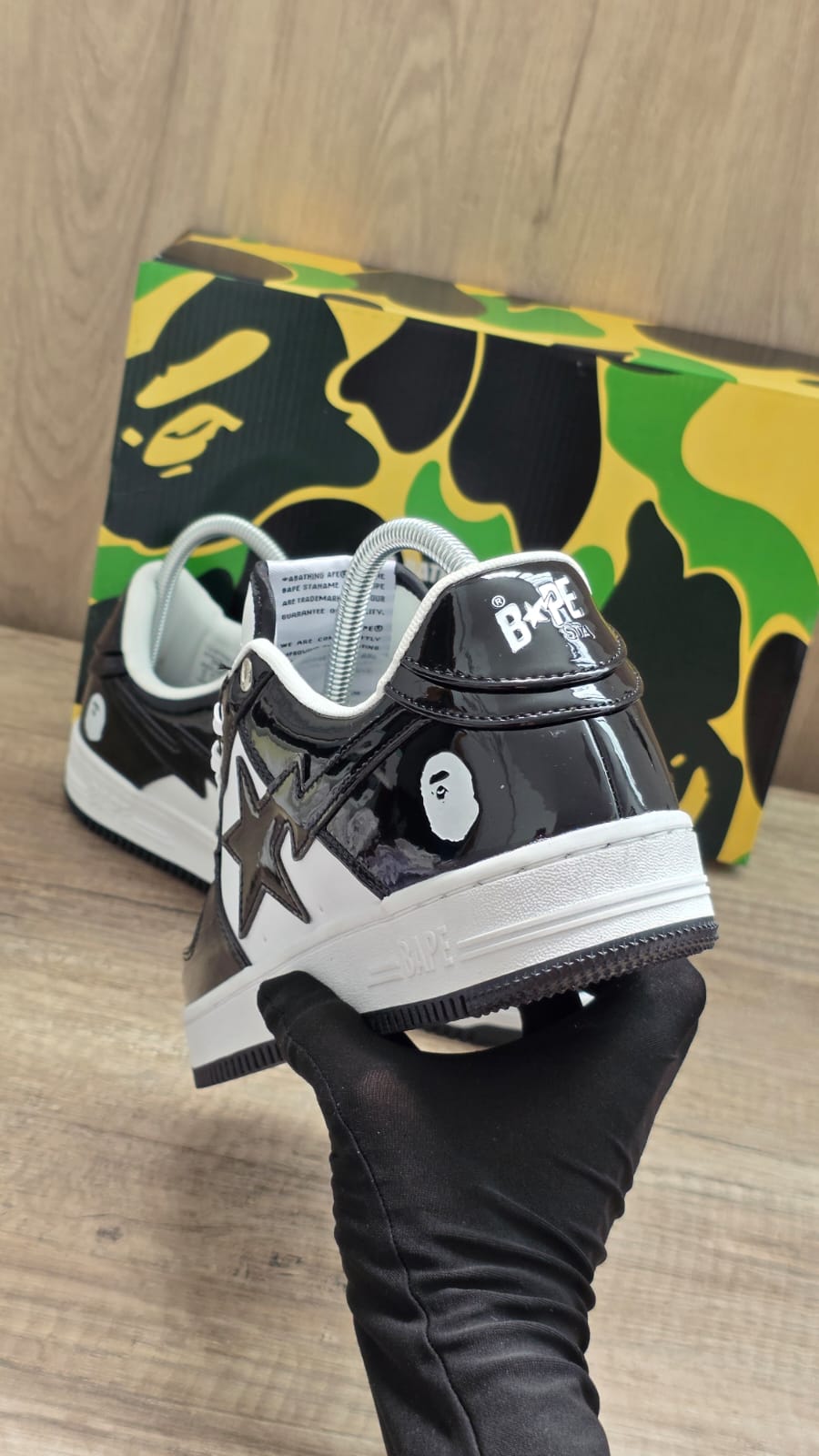 Bape blanca negra