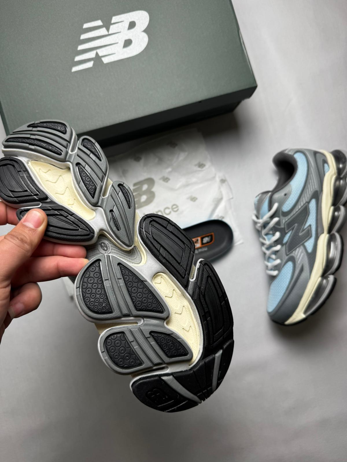 New Balance 2000 grises detalles azules