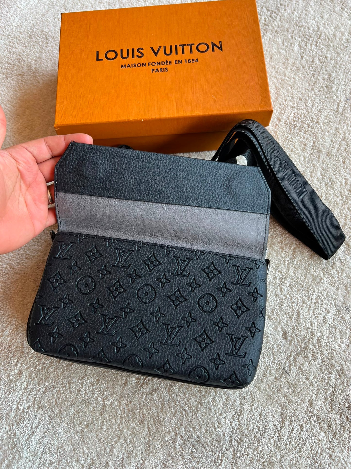 Bandolera Hombre LV logos negros
