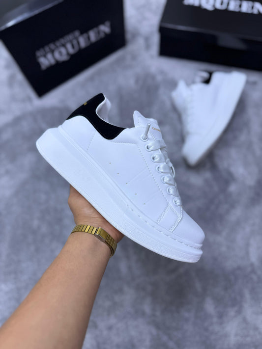 Alexander McQueen blancas y negras logo dorado