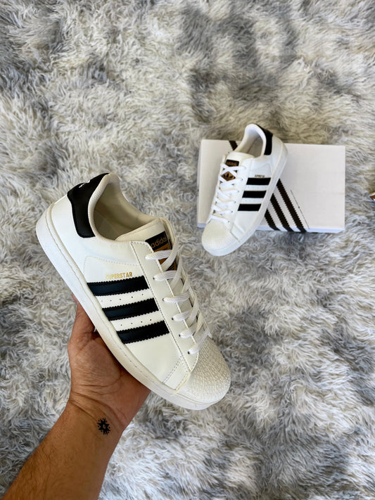 Adidas Superstar blanca y negra logo dorado