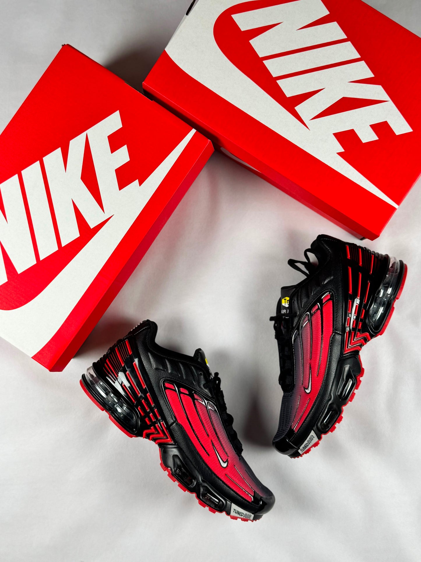TN Tunned negras y rojas logo blanco