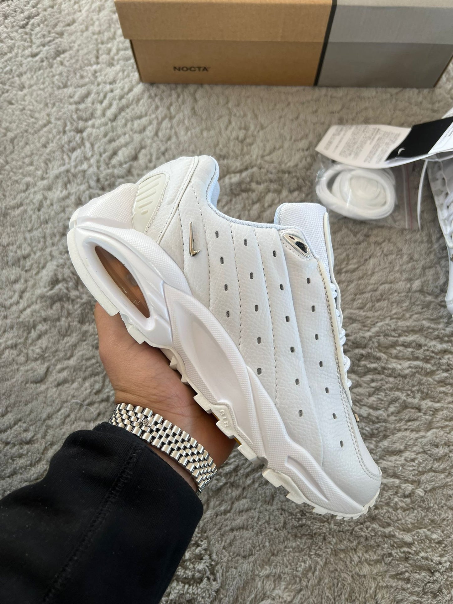 Nike nocta blancas logo plateado detalles amarillos