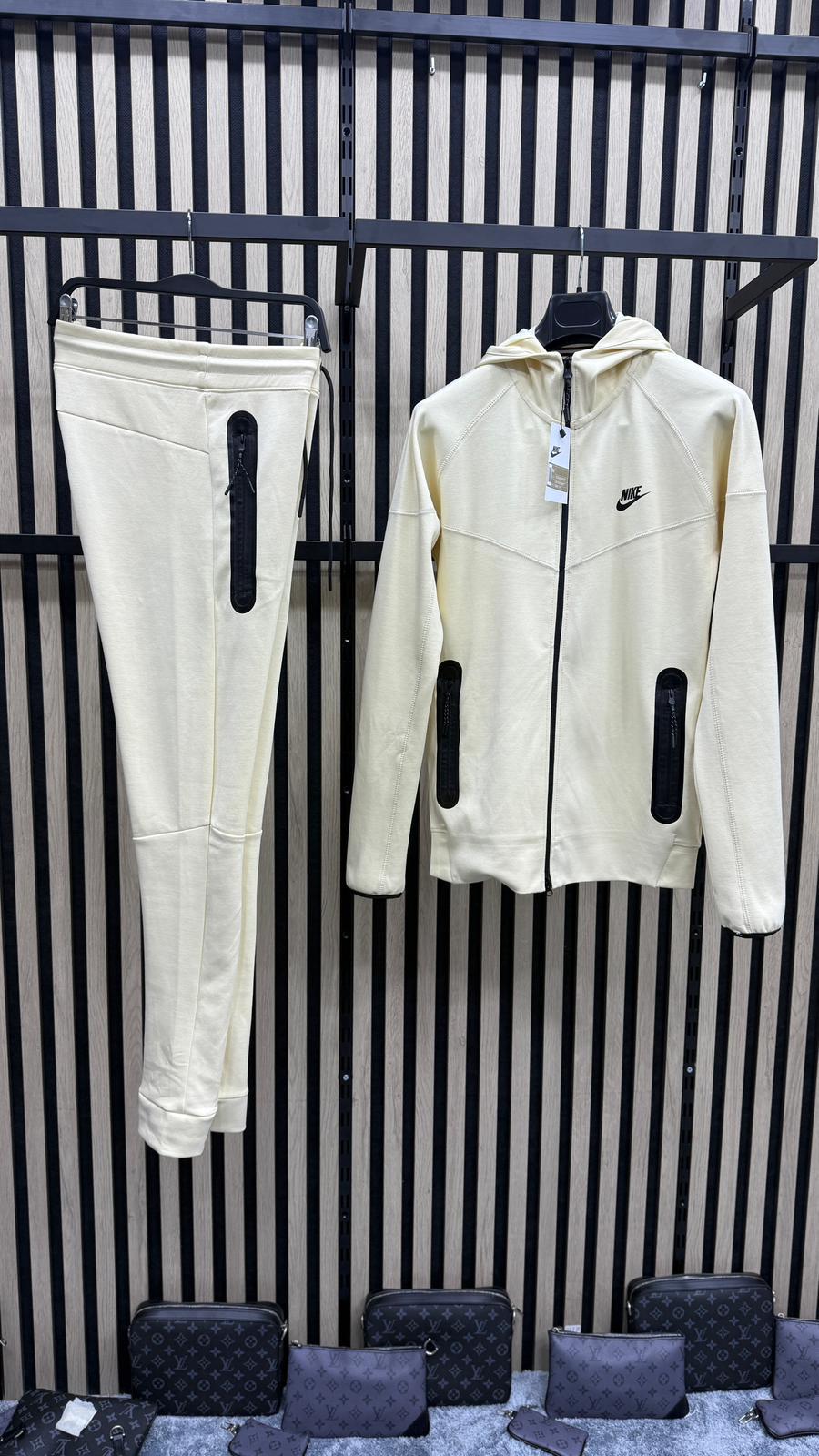 Chandal Nike Tech crema