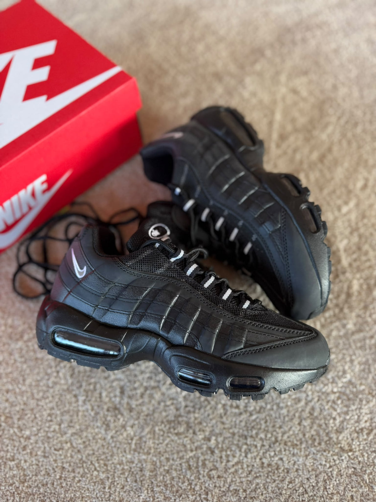 Air max 95 negras logo blanco
