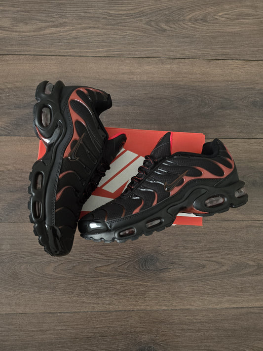 Tn negra con toques rojo logo negro