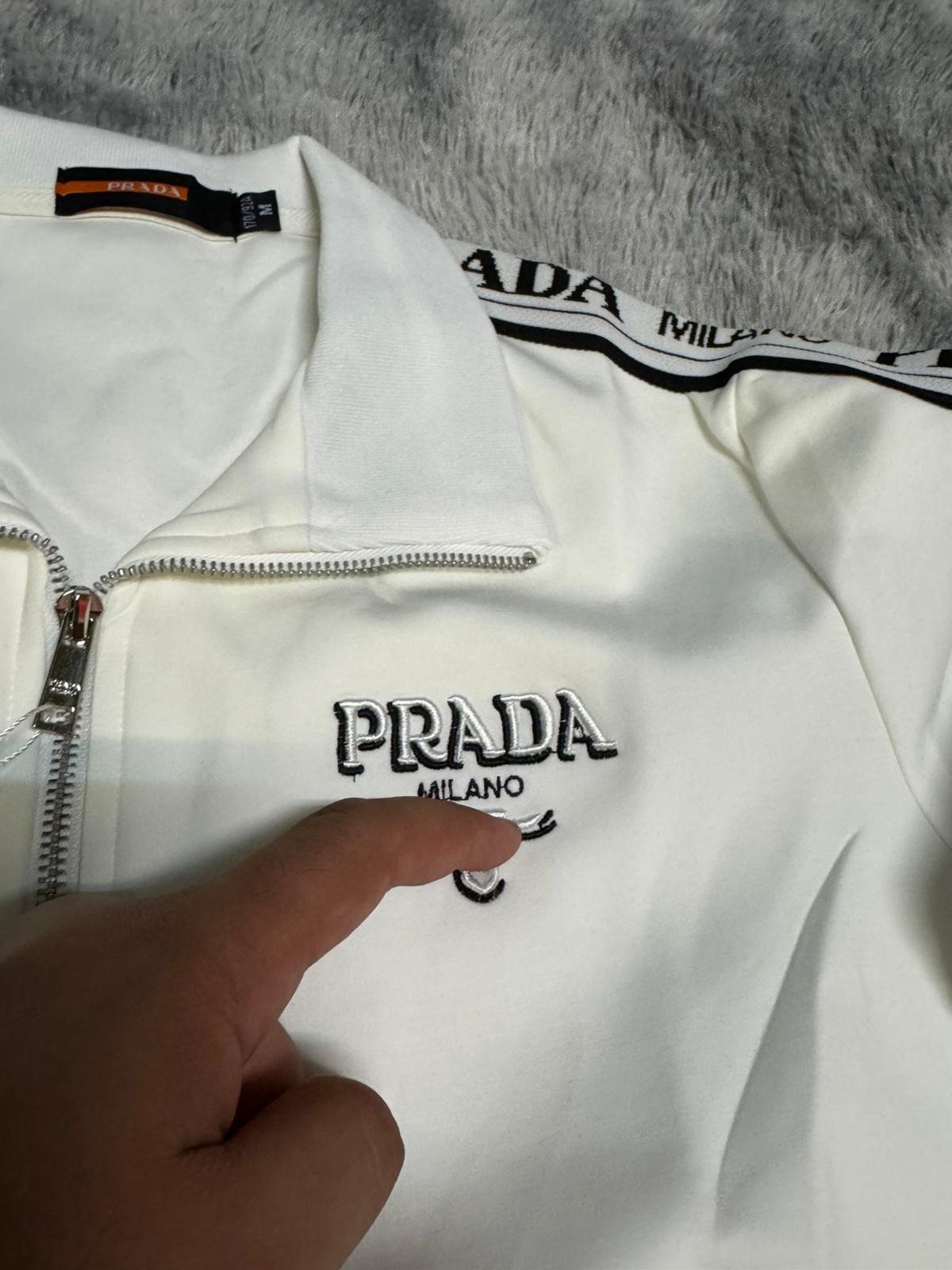Chandal Prada blanca logo negro detalles laterales