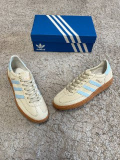 ADIDAS SPEZIAL BEIGE LINEAS AZULES LOGO DORADO