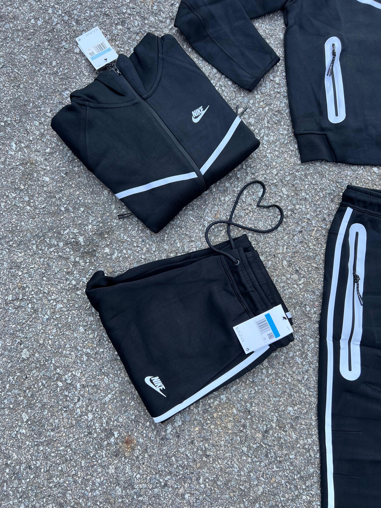 Chandal Nike tech negro logo blanco detalles blancos